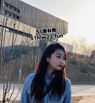 包头轻工技术学院反差妹【王静】深夜化身淫荡骚狗，黑丝翘臀疯狂榨精自慰陪睡各种约炮。  第1张