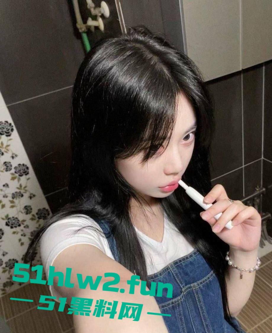 浙江杭州女模【‌张梓丹】大年就被金主爸爸脚趾插逼，穷人的女神富人的泄欲母狗。  第3张