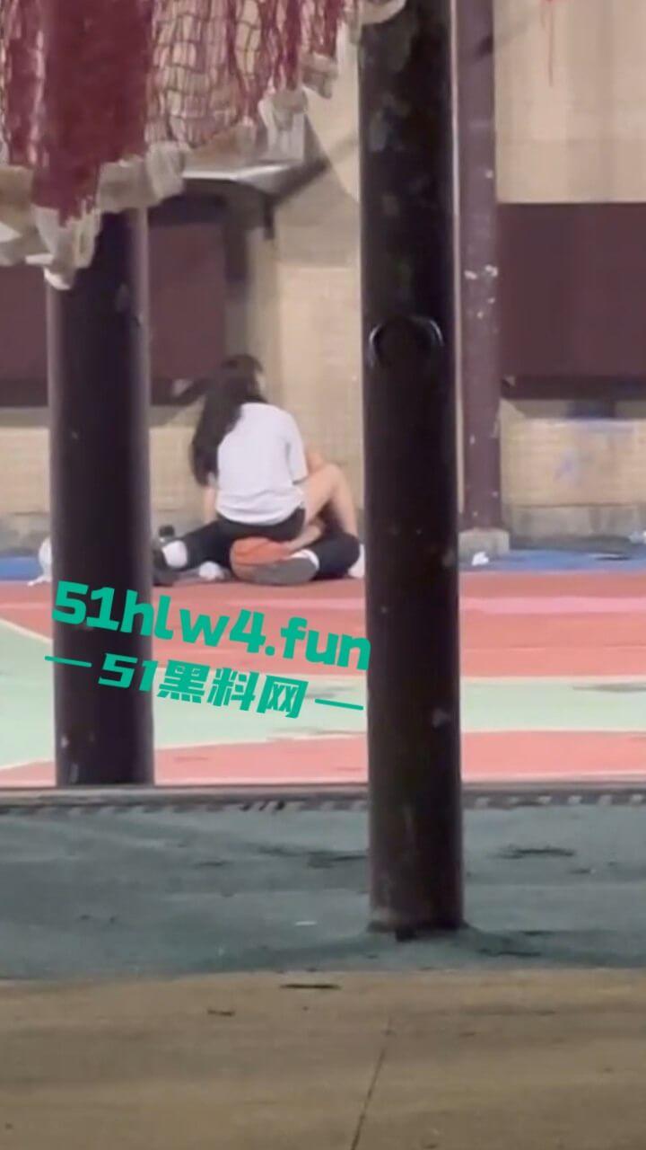 偷拍下篮球场的秘密,一对情侣周围四下无人竟然户外激情做爱,青春的激情与无畏。 第6张 偷拍下篮球场的秘密,一对情侣周围四下无人竟然户外激情做爱,青春的激情与无畏。 第6张