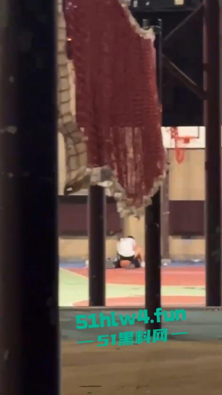 偷拍下篮球场的秘密,一对情侣周围四下无人竟然户外激情做爱,青春的激情与无畏。 第7张 偷拍下篮球场的秘密,一对情侣周围四下无人竟然户外激情做爱,青春的激情与无畏。 第7张