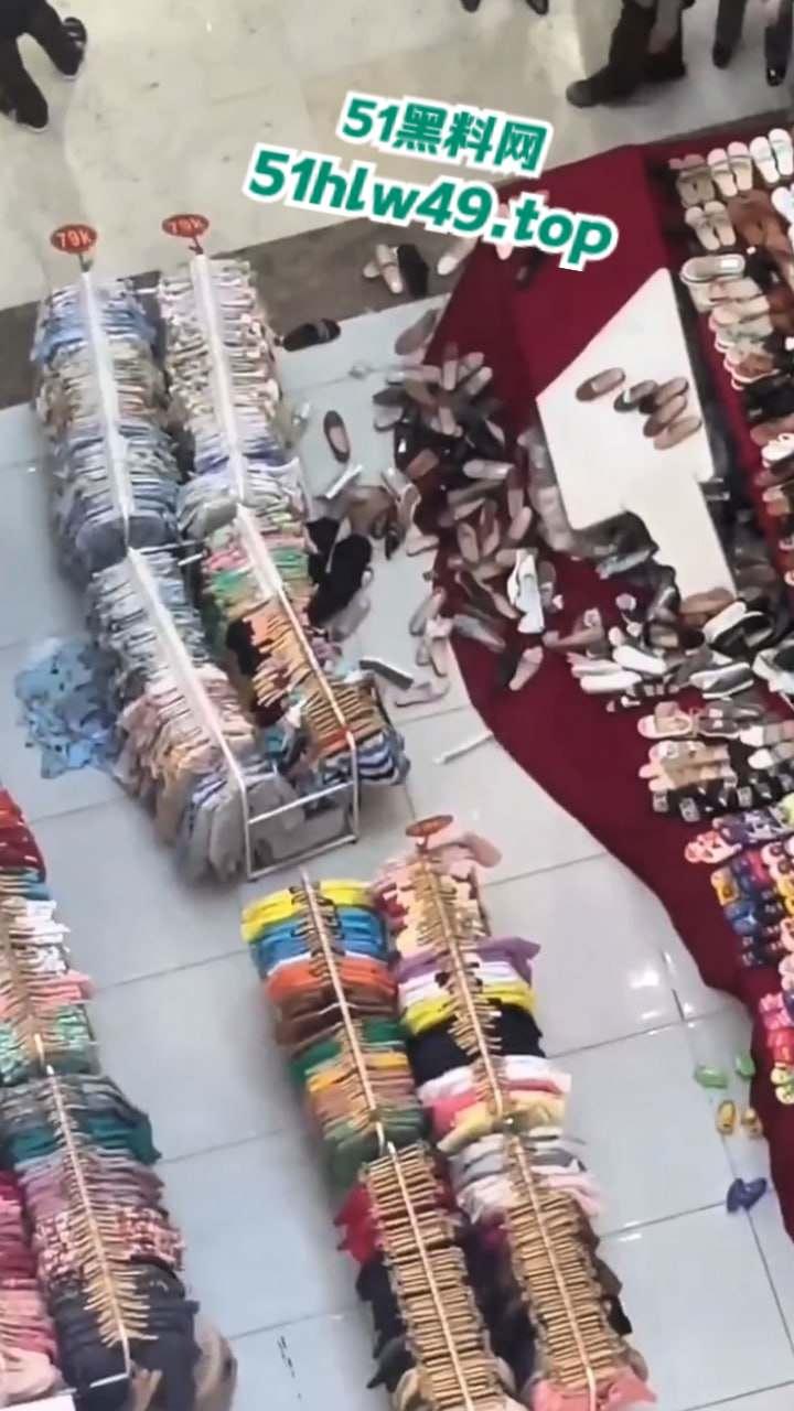 广东佛山万达广场,男子跳楼自杀监控画面流出,疑似感情受挫婚后竟被渣女带走全部财产想不开。 第1张 广东佛山万达广场,男子跳楼自杀监控画面流出,疑似感情受挫婚后竟被渣女带走全部财产想不开。 第1张