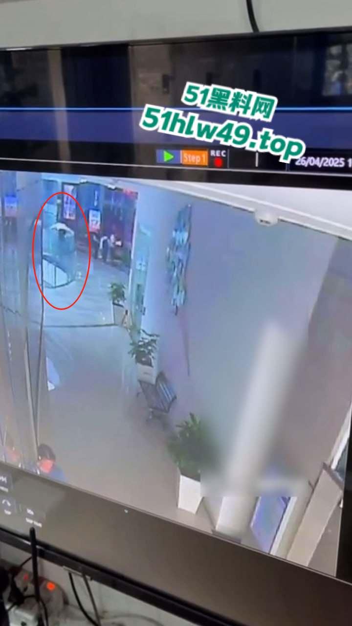 广东佛山万达广场,男子跳楼自杀监控画面流出,疑似感情受挫婚后竟被渣女带走全部财产想不开。 第2张 广东佛山万达广场,男子跳楼自杀监控画面流出,疑似感情受挫婚后竟被渣女带走全部财产想不开。 第2张