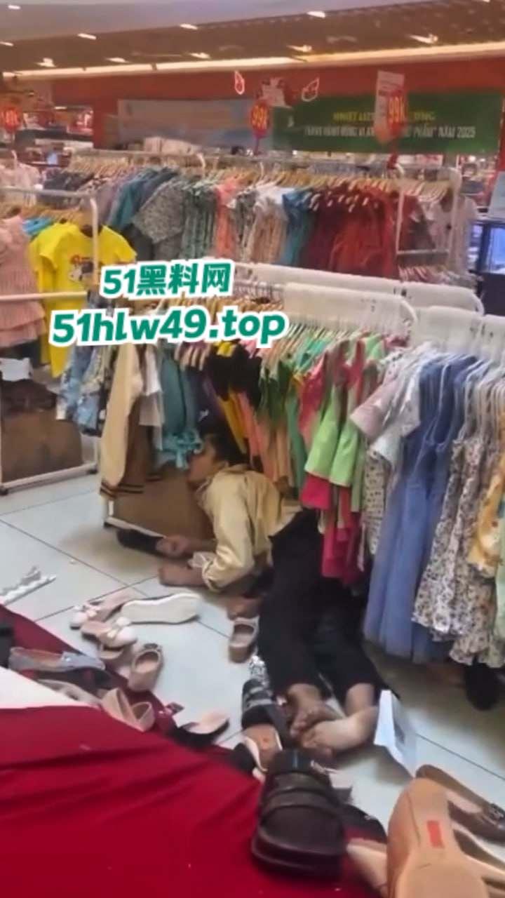 广东佛山万达广场,男子跳楼自杀监控画面流出,疑似感情受挫婚后竟被渣女带走全部财产想不开。 第3张 广东佛山万达广场,男子跳楼自杀监控画面流出,疑似感情受挫婚后竟被渣女带走全部财产想不开。 第3张