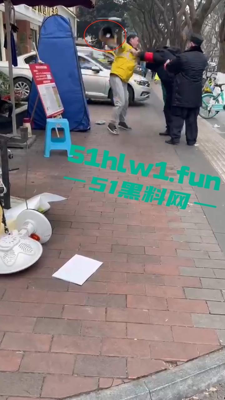 上海花园小区,保安和外卖员互殴。老头为难外卖员,对其进行辱骂侮辱,被外卖小哥抡头盔爆揍! 第1张 上海花园小区,保安和外卖员互殴。老头为难外卖员,对其进行辱骂侮辱,被外卖小哥抡头盔爆揍! 第1张