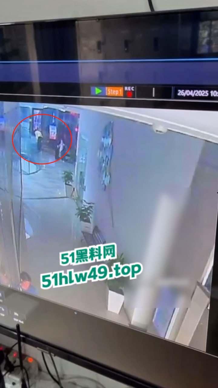 广东佛山万达广场,男子跳楼自杀监控画面流出,疑似感情受挫婚后竟被渣女带走全部财产想不开。 第4张 广东佛山万达广场,男子跳楼自杀监控画面流出,疑似感情受挫婚后竟被渣女带走全部财产想不开。 第4张