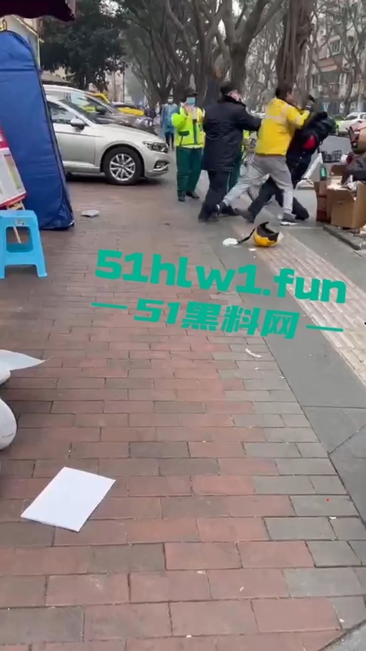 上海花园小区,保安和外卖员互殴。老头为难外卖员,对其进行辱骂侮辱,被外卖小哥抡头盔爆揍! 第2张 上海花园小区,保安和外卖员互殴。老头为难外卖员,对其进行辱骂侮辱,被外卖小哥抡头盔爆揍! 第2张