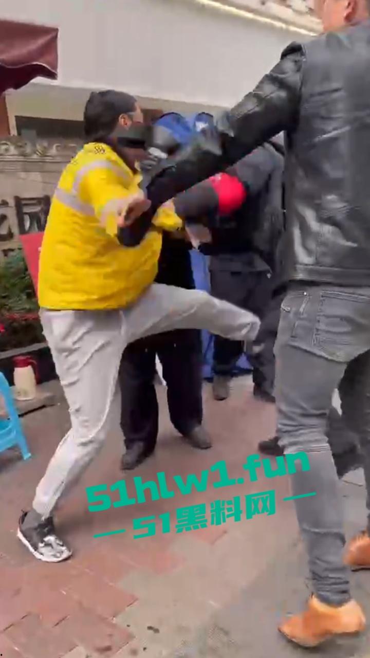 上海花园小区,保安和外卖员互殴。老头为难外卖员,对其进行辱骂侮辱,被外卖小哥抡头盔爆揍! 第3张 上海花园小区,保安和外卖员互殴。老头为难外卖员,对其进行辱骂侮辱,被外卖小哥抡头盔爆揍! 第3张