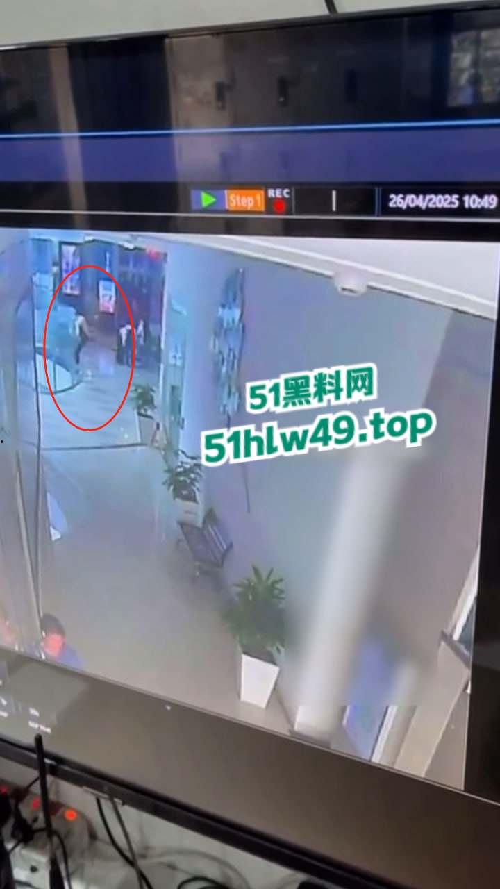 广东佛山万达广场,男子跳楼自杀监控画面流出,疑似感情受挫婚后竟被渣女带走全部财产想不开。 第5张 广东佛山万达广场,男子跳楼自杀监控画面流出,疑似感情受挫婚后竟被渣女带走全部财产想不开。 第5张