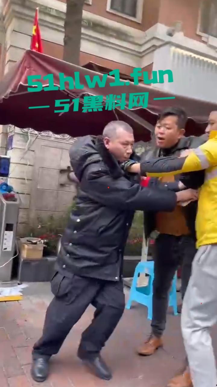 上海花园小区,保安和外卖员互殴。老头为难外卖员,对其进行辱骂侮辱,被外卖小哥抡头盔爆揍! 第5张 上海花园小区,保安和外卖员互殴。老头为难外卖员,对其进行辱骂侮辱,被外卖小哥抡头盔爆揍! 第5张