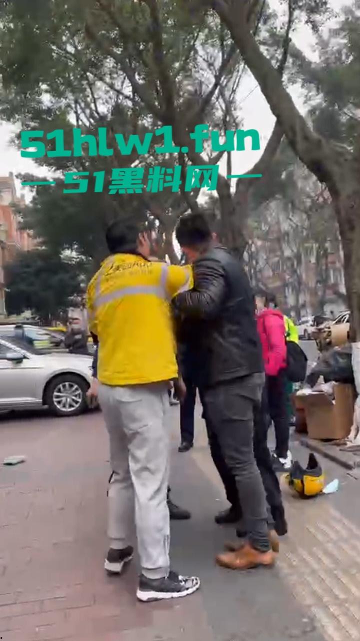 上海花园小区,保安和外卖员互殴。老头为难外卖员,对其进行辱骂侮辱,被外卖小哥抡头盔爆揍! 第6张 上海花园小区,保安和外卖员互殴。老头为难外卖员,对其进行辱骂侮辱,被外卖小哥抡头盔爆揍! 第6张