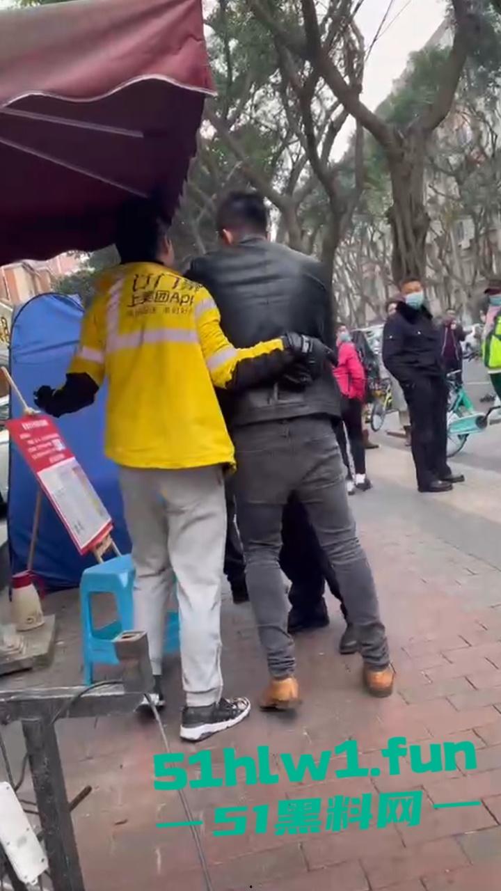 上海花园小区,保安和外卖员互殴。老头为难外卖员,对其进行辱骂侮辱,被外卖小哥抡头盔爆揍! 第7张 上海花园小区,保安和外卖员互殴。老头为难外卖员,对其进行辱骂侮辱,被外卖小哥抡头盔爆揍! 第7张