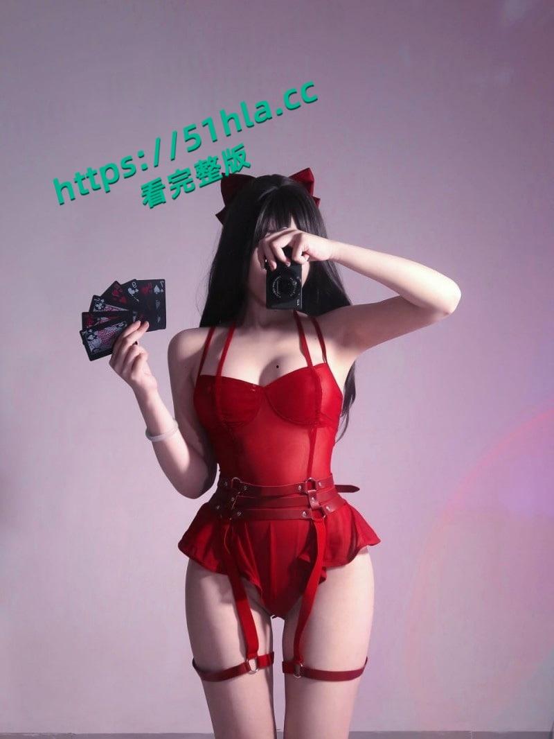极品白虎福利姬【高桥千凛】情趣装Cos红色魔术师，掰唇展示顶级白虎嫩穴！  第2张
