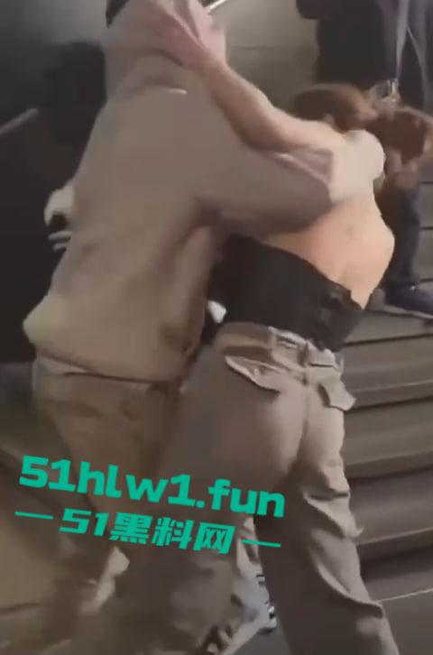 全网疯传兰桂坊MMA斗战现场画面，惊现一招制敌【龙抓手】好男不和女斗但渣男专挑女斗。  第4张