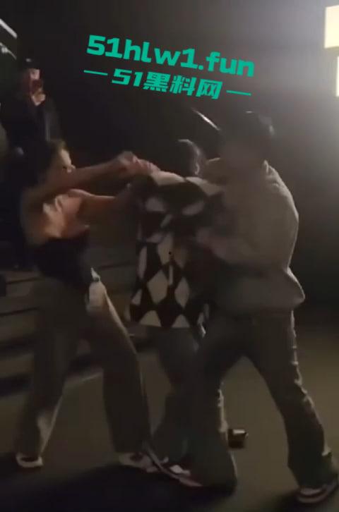 全网疯传兰桂坊MMA斗战现场画面，惊现一招制敌【龙抓手】好男不和女斗但渣男专挑女斗。  第5张