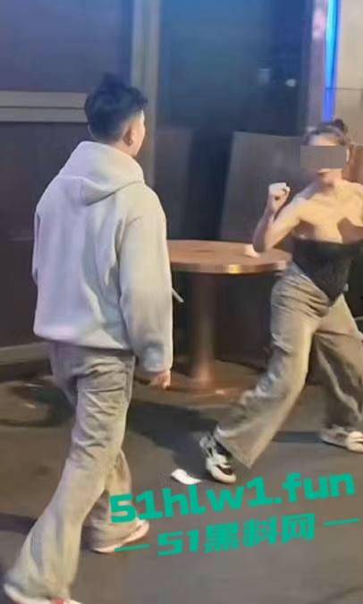 全网疯传兰桂坊MMA斗战现场画面，惊现一招制敌【龙抓手】好男不和女斗但渣男专挑女斗。  第6张