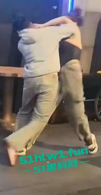 全网疯传兰桂坊MMA斗战现场画面，惊现一招制敌【龙抓手】好男不和女斗但渣男专挑女斗。  第7张