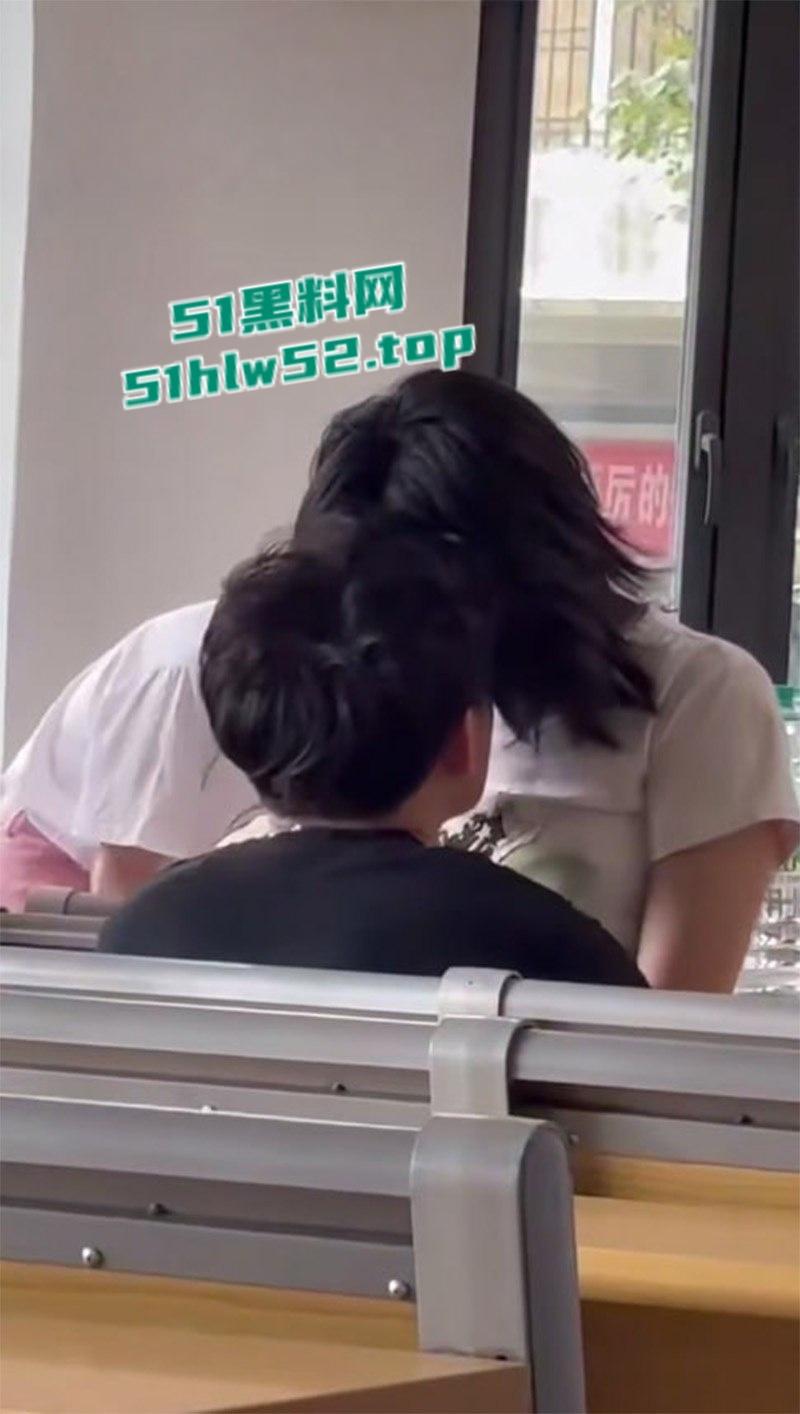 校园课堂情侣公然做爱，无视周围同学眼光主动上位骑乘，饥渴难耐事后一脸淫荡得到满足。  第1张