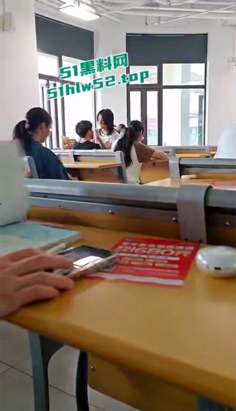 校园课堂情侣公然做爱，无视周围同学眼光主动上位骑乘，饥渴难耐事后一脸淫荡得到满足。  第2张