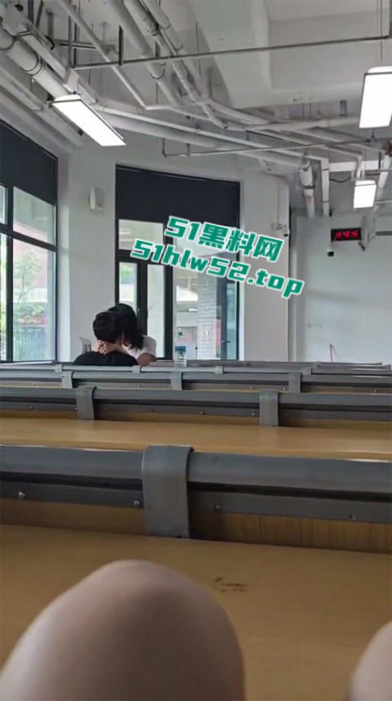校园课堂情侣公然做爱，无视周围同学眼光主动上位骑乘，饥渴难耐事后一脸淫荡得到满足。  第3张