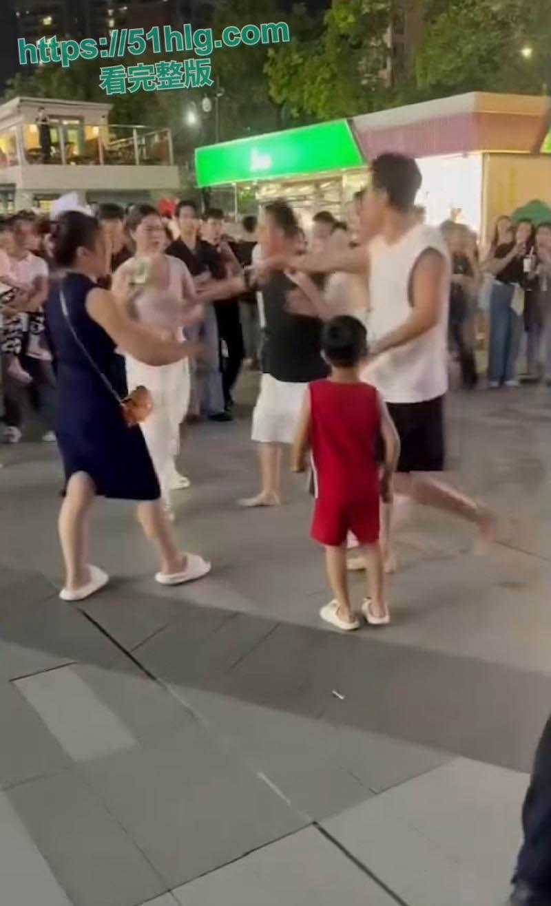 禽兽不如！养了20年的女儿跟男友私奔，养父还被当街暴打晕厥，养女冷眼旁观属实让人心寒  第1张