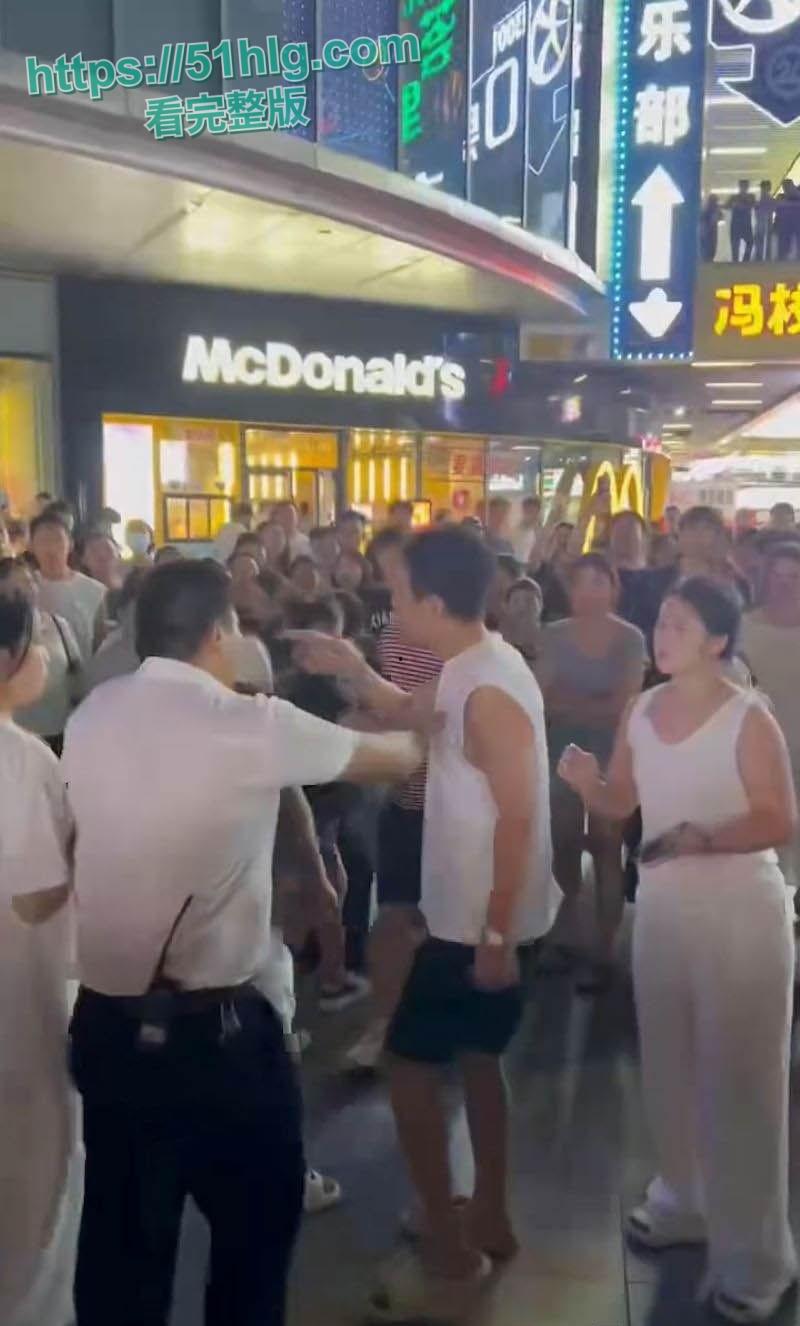 禽兽不如！养了20年的女儿跟男友私奔，养父还被当街暴打晕厥，养女冷眼旁观属实让人心寒  第2张