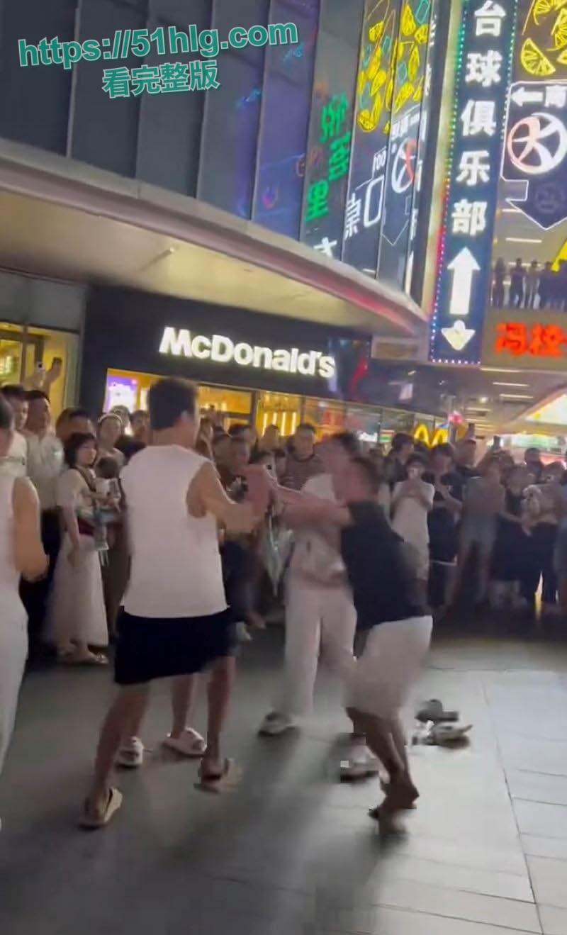 禽兽不如！养了20年的女儿跟男友私奔，养父还被当街暴打晕厥，养女冷眼旁观属实让人心寒  第3张