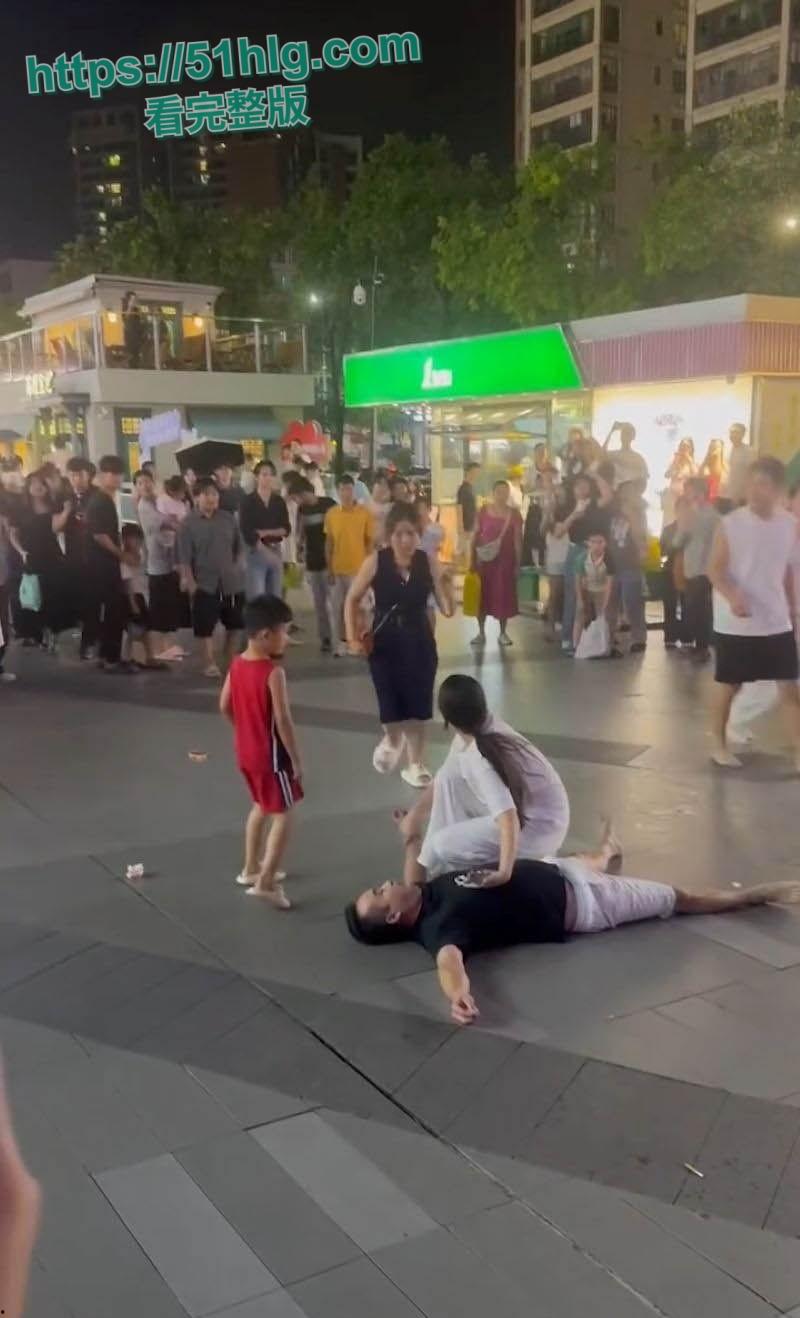 禽兽不如！养了20年的女儿跟男友私奔，养父还被当街暴打晕厥，养女冷眼旁观属实让人心寒  第5张