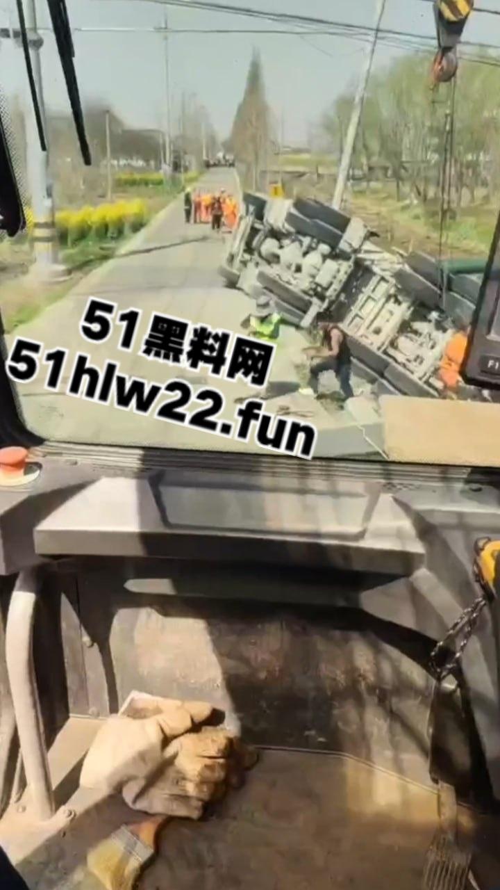 南通市六匡发生惨烈车祸,小车被运沙车侧翻压倒在车内,老两口被碾压身亡现场画面流出。 第2张 南通市六匡发生惨烈车祸,小车被运沙车侧翻压倒在车内,老两口被碾压身亡现场画面流出。 第2张