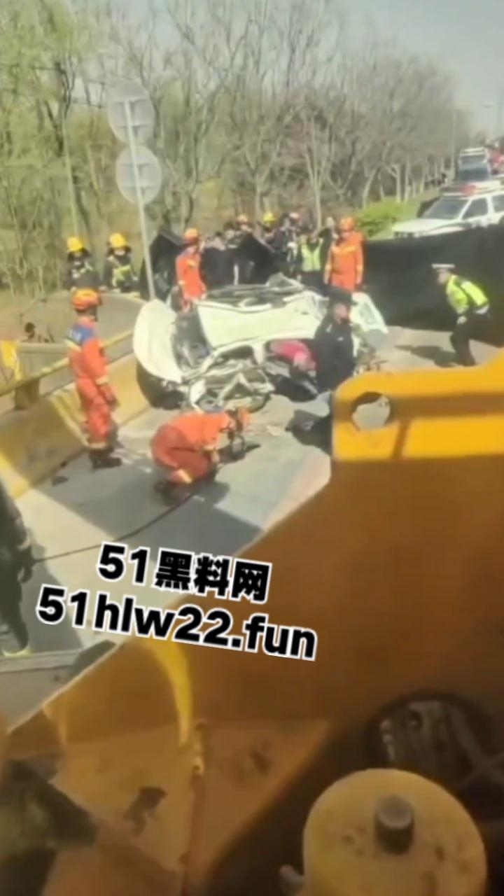 南通市六匡发生惨烈车祸,小车被运沙车侧翻压倒在车内,老两口被碾压身亡现场画面流出。 第3张 南通市六匡发生惨烈车祸,小车被运沙车侧翻压倒在车内,老两口被碾压身亡现场画面流出。 第3张