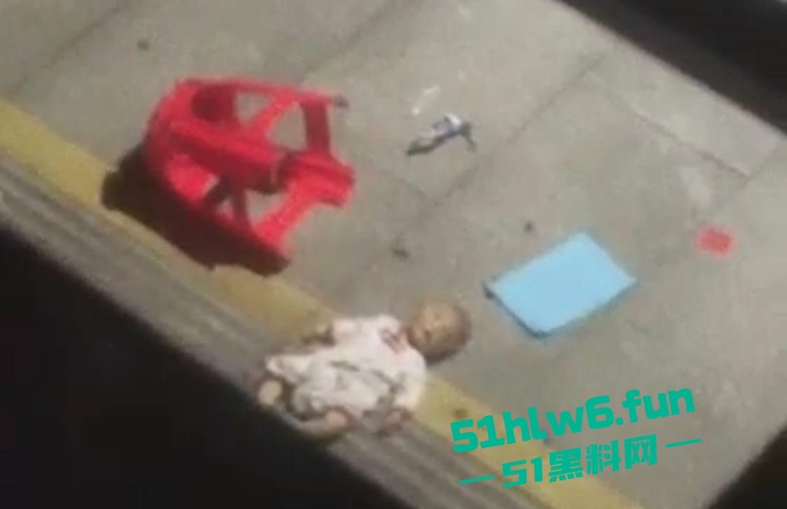 夫妻吵架奶妈愤怒将孩子从五楼仍下去,据传是有产后抑郁症,目前已经被帽子叔叔带走。 第1张 夫妻吵架奶妈愤怒将孩子从五楼仍下去,据传是有产后抑郁症,目前已经被帽子叔叔带走。 第1张