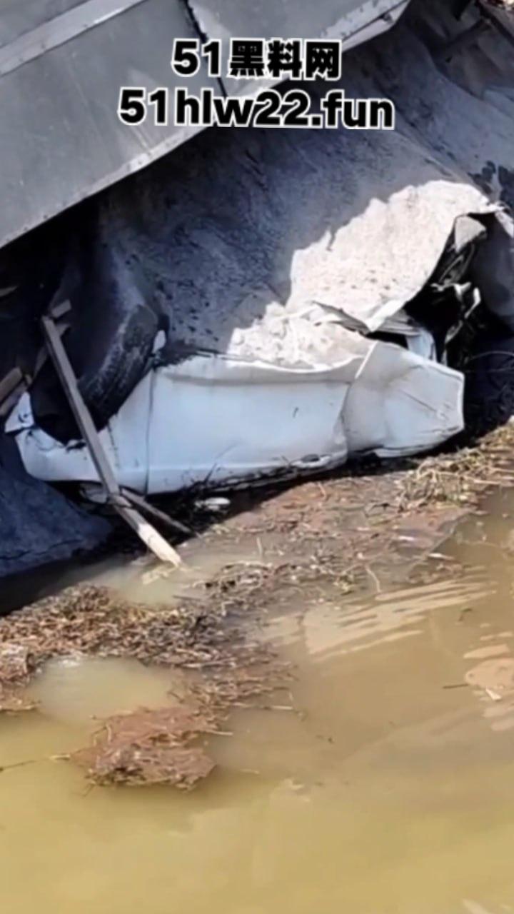 南通市六匡发生惨烈车祸,小车被运沙车侧翻压倒在车内,老两口被碾压身亡现场画面流出。 第4张 南通市六匡发生惨烈车祸,小车被运沙车侧翻压倒在车内,老两口被碾压身亡现场画面流出。 第4张