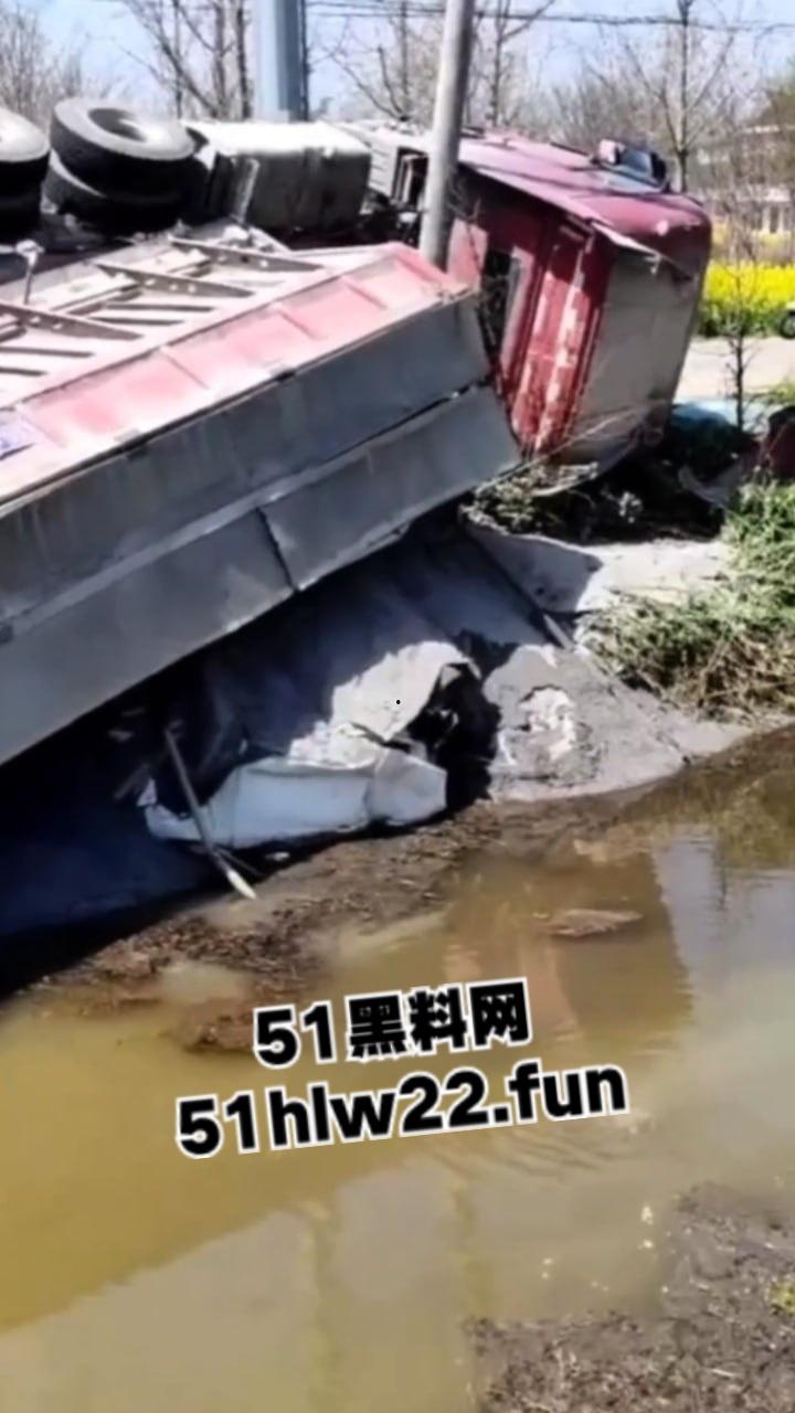 南通市六匡发生惨烈车祸,小车被运沙车侧翻压倒在车内,老两口被碾压身亡现场画面流出。 第5张 南通市六匡发生惨烈车祸,小车被运沙车侧翻压倒在车内,老两口被碾压身亡现场画面流出。 第5张