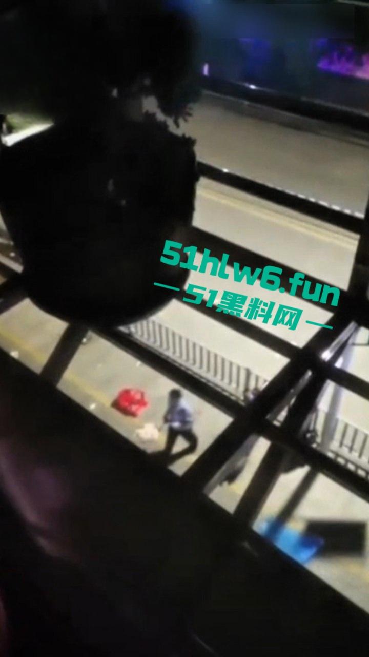 夫妻吵架奶妈愤怒将孩子从五楼仍下去,据传是有产后抑郁症,目前已经被帽子叔叔带走。 第4张 夫妻吵架奶妈愤怒将孩子从五楼仍下去,据传是有产后抑郁症,目前已经被帽子叔叔带走。 第4张