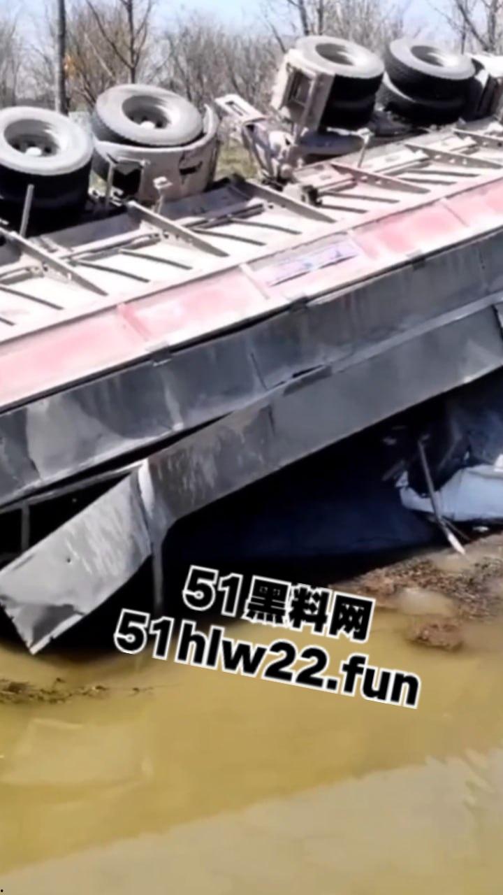 南通市六匡发生惨烈车祸,小车被运沙车侧翻压倒在车内,老两口被碾压身亡现场画面流出。 第6张 南通市六匡发生惨烈车祸,小车被运沙车侧翻压倒在车内,老两口被碾压身亡现场画面流出。 第6张