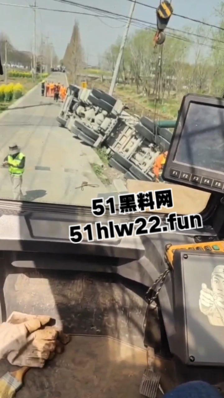 南通市六匡发生惨烈车祸,小车被运沙车侧翻压倒在车内,老两口被碾压身亡现场画面流出。 第7张 南通市六匡发生惨烈车祸,小车被运沙车侧翻压倒在车内,老两口被碾压身亡现场画面流出。 第7张