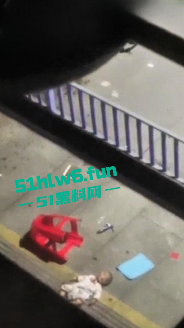 夫妻吵架奶妈愤怒将孩子从五楼仍下去,据传是有产后抑郁症,目前已经被帽子叔叔带走。 第7张 夫妻吵架奶妈愤怒将孩子从五楼仍下去,据传是有产后抑郁症,目前已经被帽子叔叔带走。 第7张