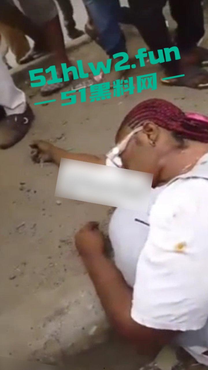 【血腥恐怖】尼日利亚重大车祸一妇女坐在货车前休息，由于视线盲区司机并未发现 将其碾压成两截。  第1张