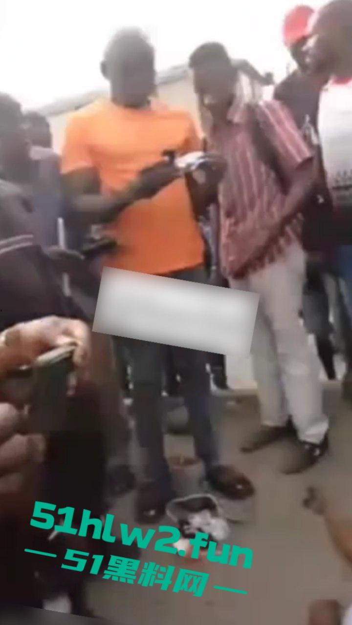 【血腥恐怖】尼日利亚重大车祸一妇女坐在货车前休息，由于视线盲区司机并未发现 将其碾压成两截。  第3张