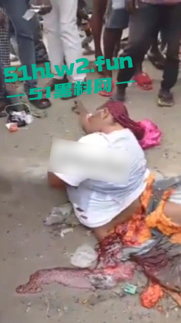 【血腥恐怖】尼日利亚重大车祸一妇女坐在货车前休息，由于视线盲区司机并未发现 将其碾压成两截。  第4张