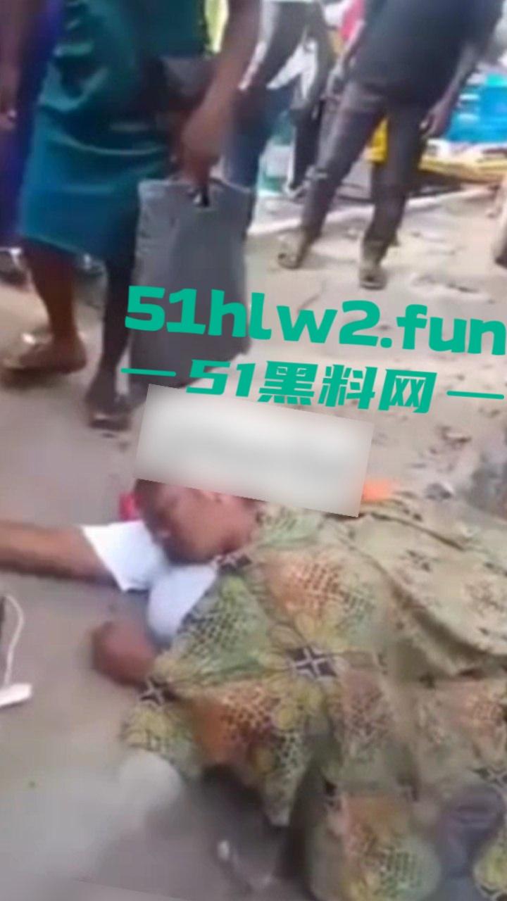 【血腥恐怖】尼日利亚重大车祸一妇女坐在货车前休息，由于视线盲区司机并未发现 将其碾压成两截。  第5张