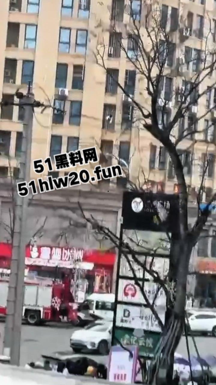 自杀跳楼实拍，辽宁十几岁女孩因谈恋爱被家人阻止，被家人囚禁在家中，女孩逃出窗外跳楼自杀。  第2张