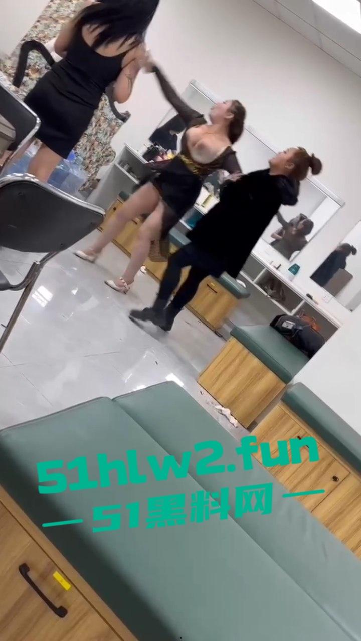 按摩会所女技师吵架，在候场房俩骚鸡对战露出大胸器那一刻，这姐妹就已经赢了这大奶子太顶了。  第1张