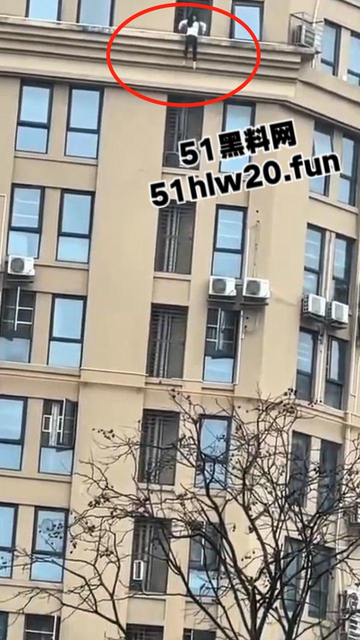 自杀跳楼实拍，辽宁十几岁女孩因谈恋爱被家人阻止，被家人囚禁在家中，女孩逃出窗外跳楼自杀。  第3张