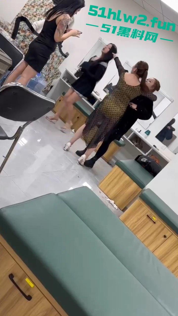 按摩会所女技师吵架，在候场房俩骚鸡对战露出大胸器那一刻，这姐妹就已经赢了这大奶子太顶了。  第3张