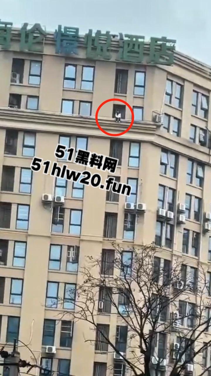 自杀跳楼实拍，辽宁十几岁女孩因谈恋爱被家人阻止，被家人囚禁在家中，女孩逃出窗外跳楼自杀。  第5张