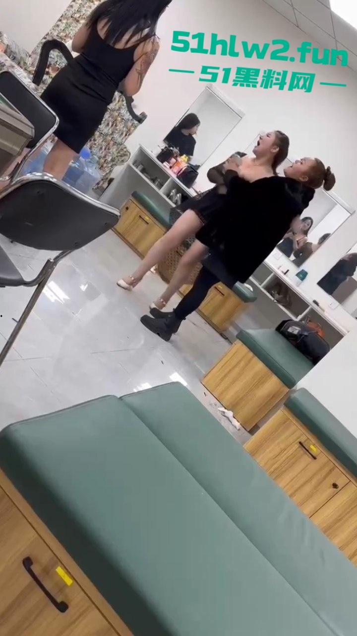 按摩会所女技师吵架，在候场房俩骚鸡对战露出大胸器那一刻，这姐妹就已经赢了这大奶子太顶了。  第5张