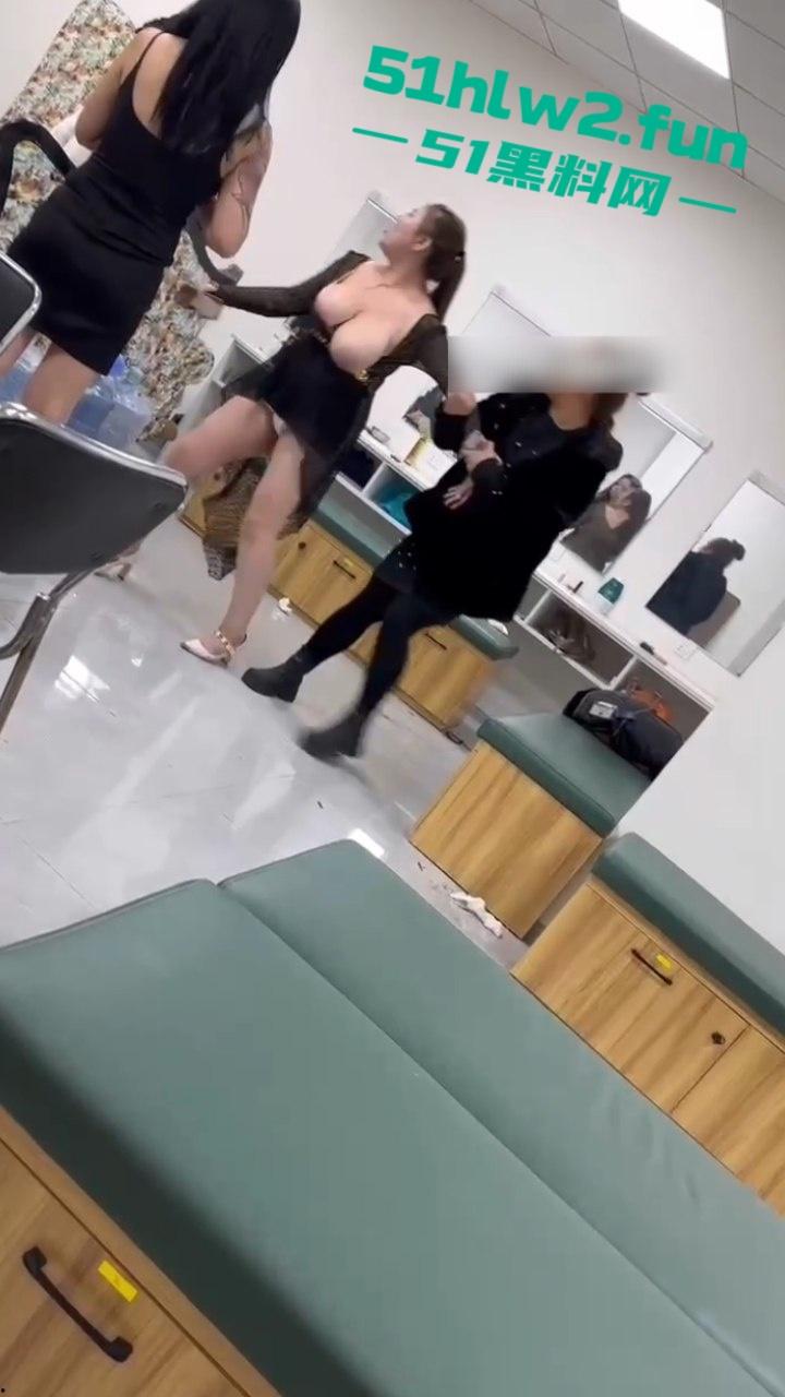 按摩会所女技师吵架，在候场房俩骚鸡对战露出大胸器那一刻，这姐妹就已经赢了这大奶子太顶了。  第6张