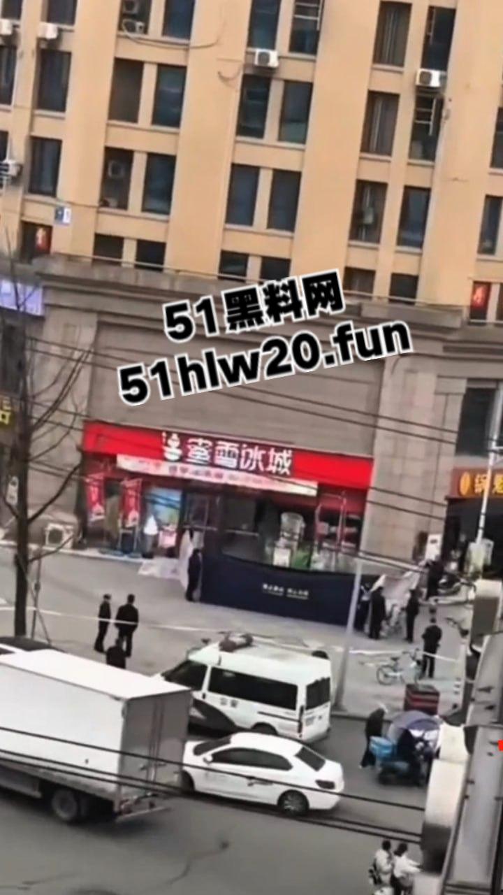 自杀跳楼实拍，辽宁十几岁女孩因谈恋爱被家人阻止，被家人囚禁在家中，女孩逃出窗外跳楼自杀。  第7张