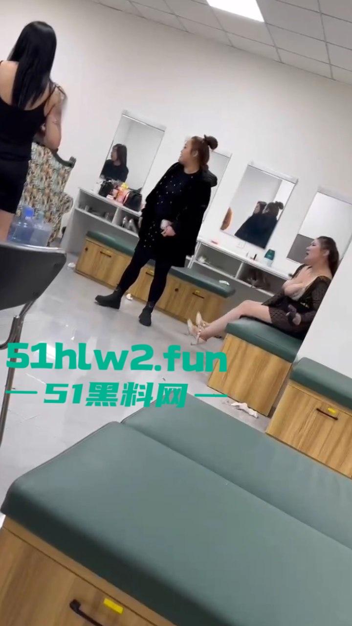 按摩会所女技师吵架，在候场房俩骚鸡对战露出大胸器那一刻，这姐妹就已经赢了这大奶子太顶了。  第7张
