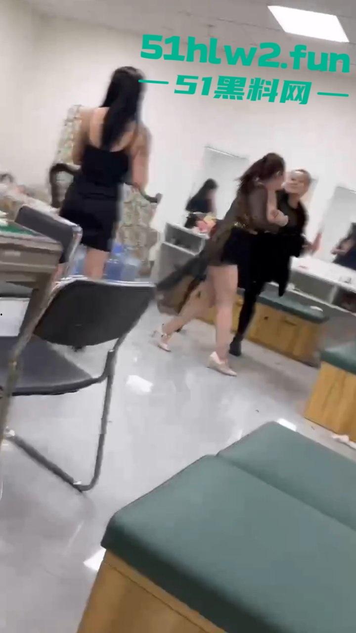 按摩会所女技师吵架，在候场房俩骚鸡对战露出大胸器那一刻，这姐妹就已经赢了这大奶子太顶了。  第8张